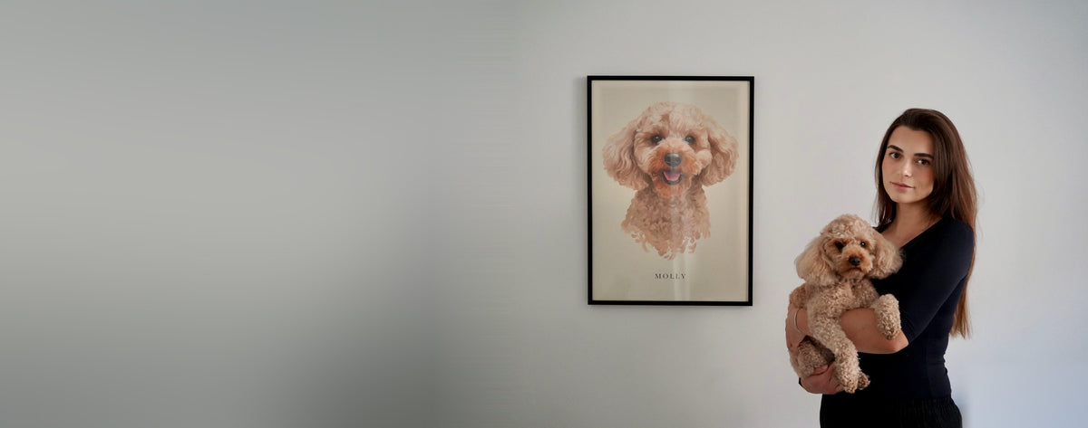 Molly i famnen bredvid sitt inramade porträtt på väggen